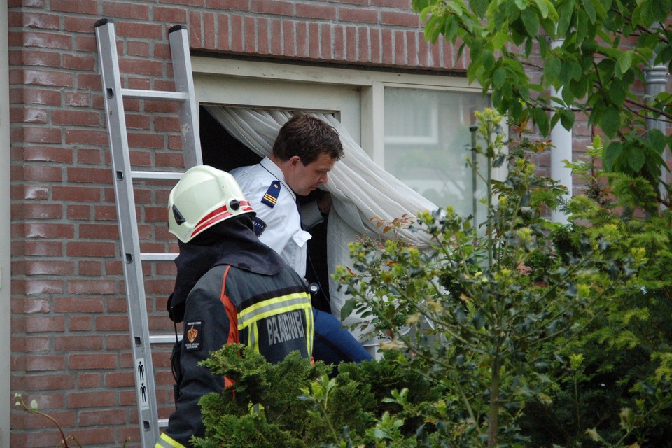 Politie gaat woning binnen na melding ongeruste buren. Foto: VOLmedia.nl