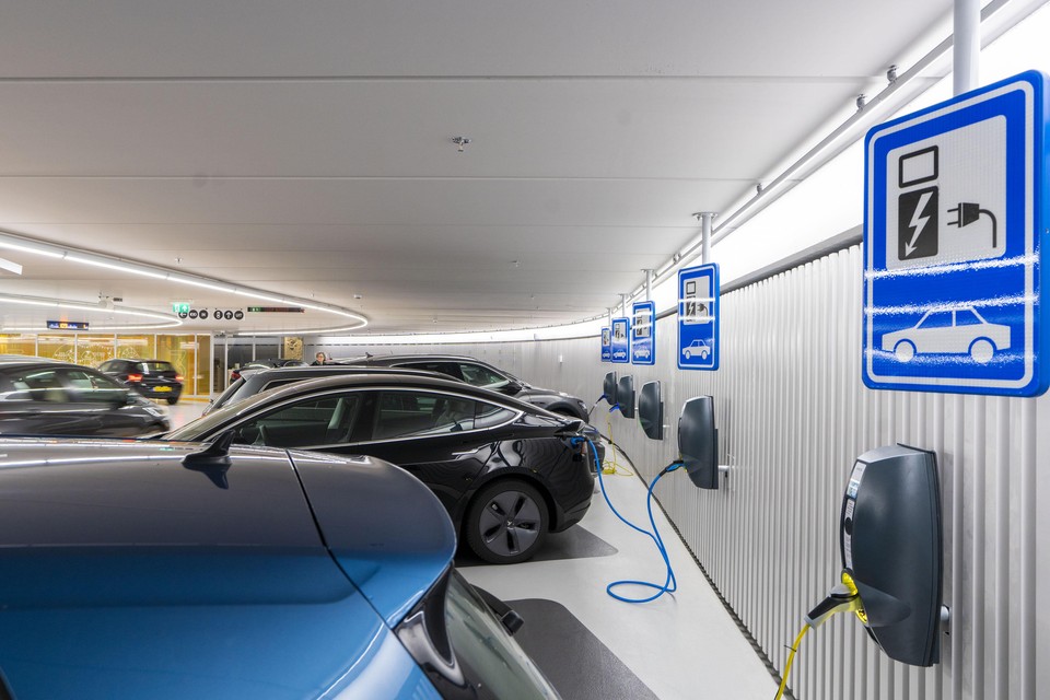 Laadpunten in de ondergrondse garage aan de Garenmarkt, waar elektrische auto’s mogelijk korting krijgen.