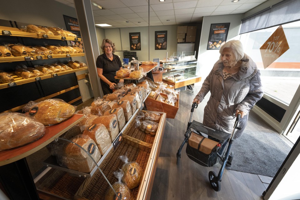 „Op sommige dagen zijn we rond het middaguur al helemaal uitverkocht”, zegt verkoopster Irma trots. „We houden nooit brood over.”