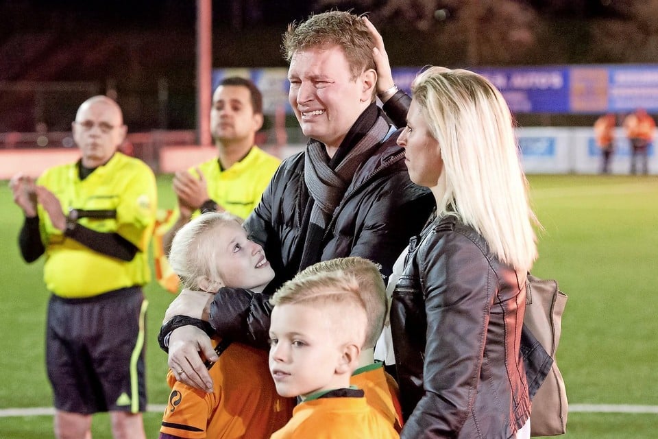 Teammanager Sander Molenaar met zijn vrouw en drie kinderen in januari tijdens de voor hem georganiseerde erewedstrijd bij VV Katwijk.
