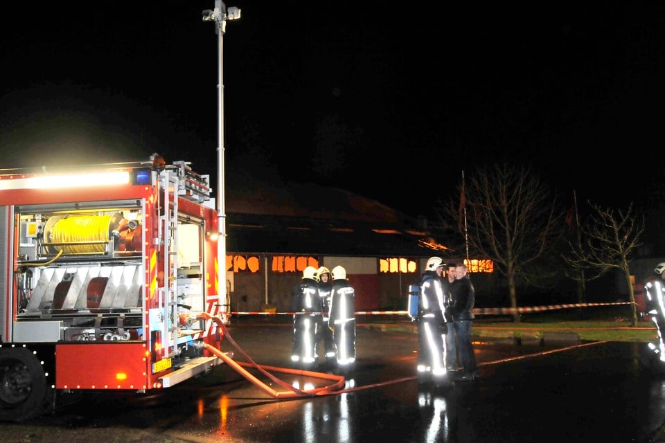 De brandweer laat de loods in Nieuwveen gecontroleerd uitbranden / foto Hielco Kuipers