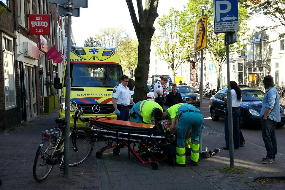 Fietser gewond op Hooigracht Leiden. Foto: VOLmedia.nl