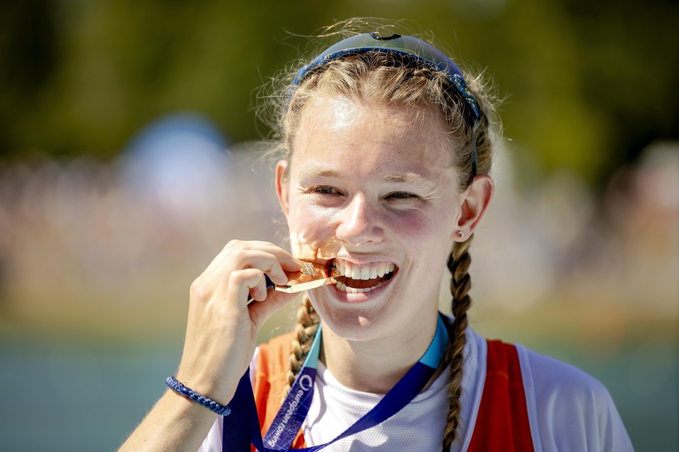Karolien Florijn poseert met de gouden medaille na de finale op het onderdeel skiff.