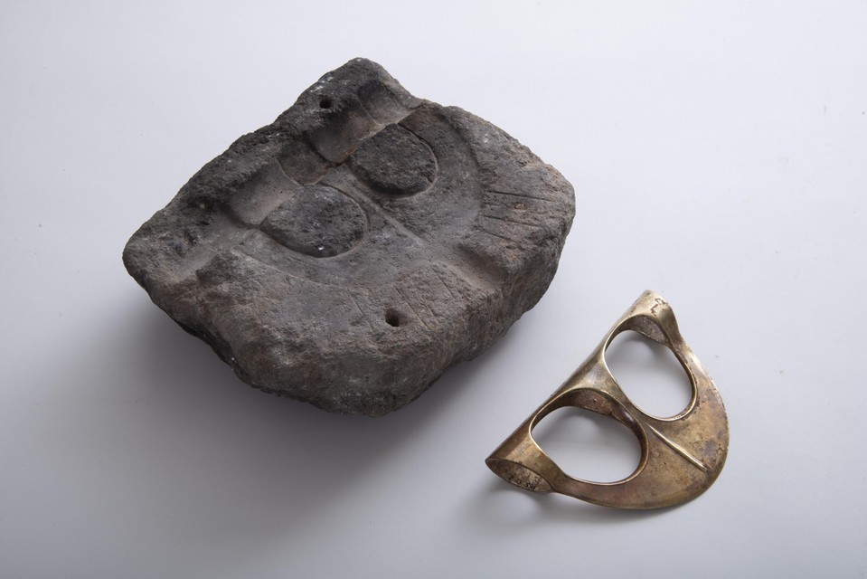 Bijl (met mal) van goud, 2000-1800 v.Chr., uit Byblos.