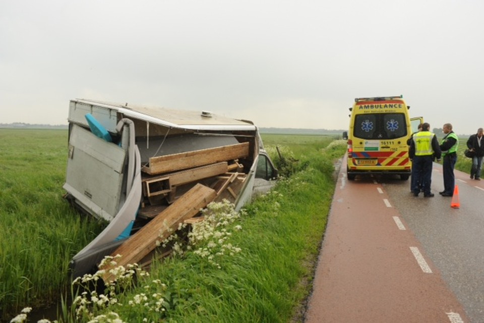Chauffeur gewond bij eenzijdig ongeval in Leimuiden. Foto Toon van der Poel