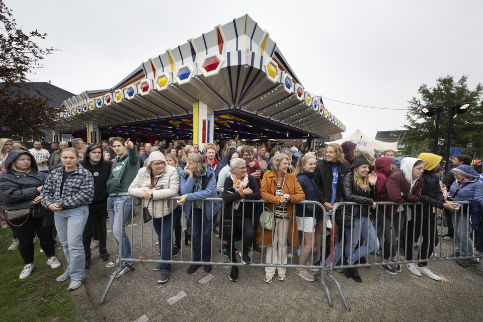 Het feest in De Veen was weer als vanouds. En dus stonden mensen dicht op elkaar, zoals hier bij het spektakel van De Stamgasten.
