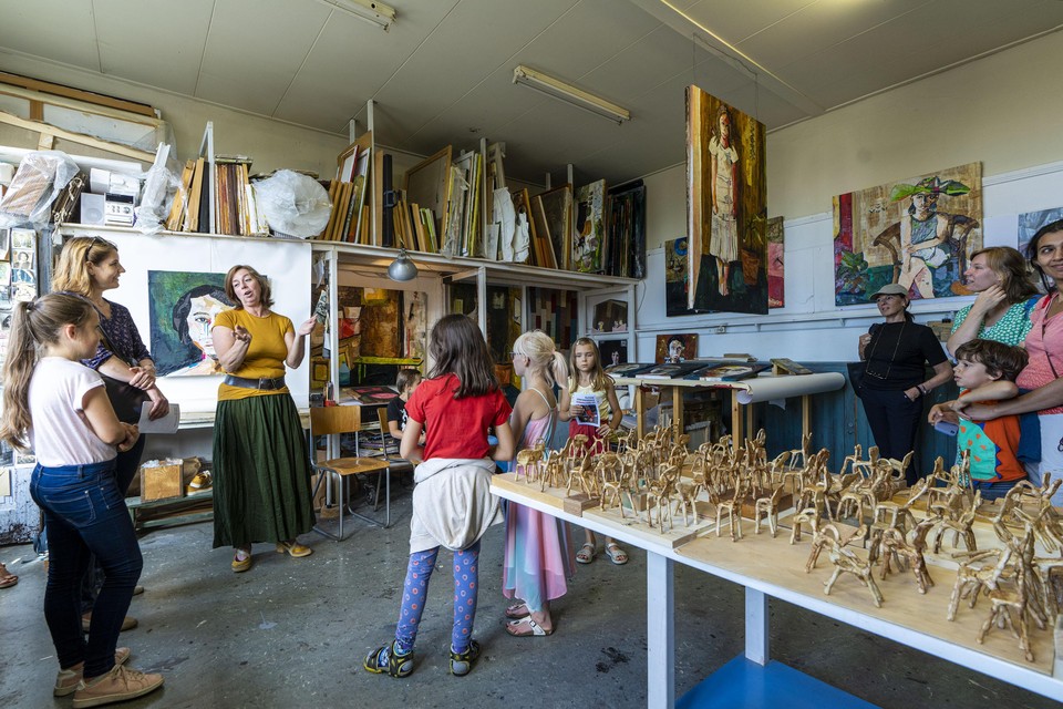 Kunstenares Astrid Vlasman ontvangt bezoekers in haar atelier tijdens de Kunstroute van 2019.