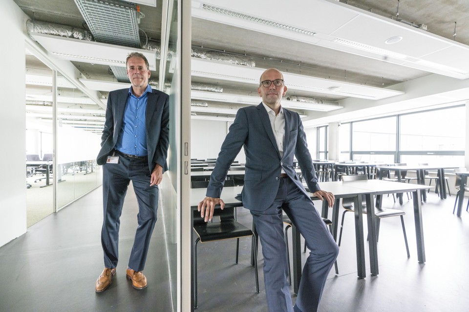 Frank Zwaan en Jeroen Bos in een nieuw klaslokaal. ,,Ga je investeren in lokalen  of in liften? Dan is de keus snel gemaakt.’’