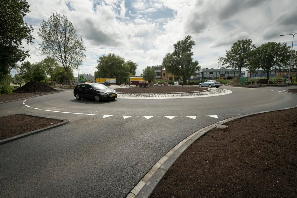 Aan het begin/einde van de Gooimeerlaan werd twee jaar geleden een rotonde aangelegd.