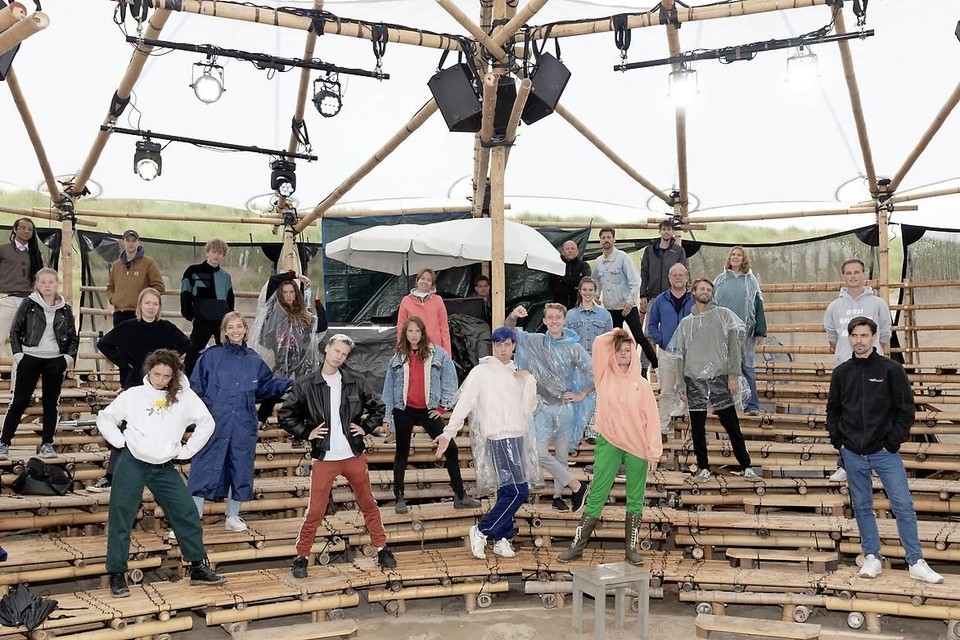 De cast van de muziektheatervoorstelling ’Alles is bedacht’ op een regenachtige repetitie.