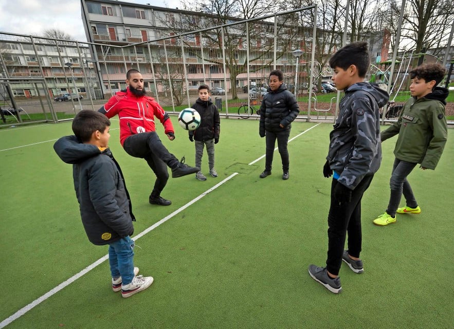 Jongerenwerker Saïd Ajar trapt een balletje op de plek waar hij als jochie al voetbalde. ,,De mooiste voetbalkooi van Leiden.’’