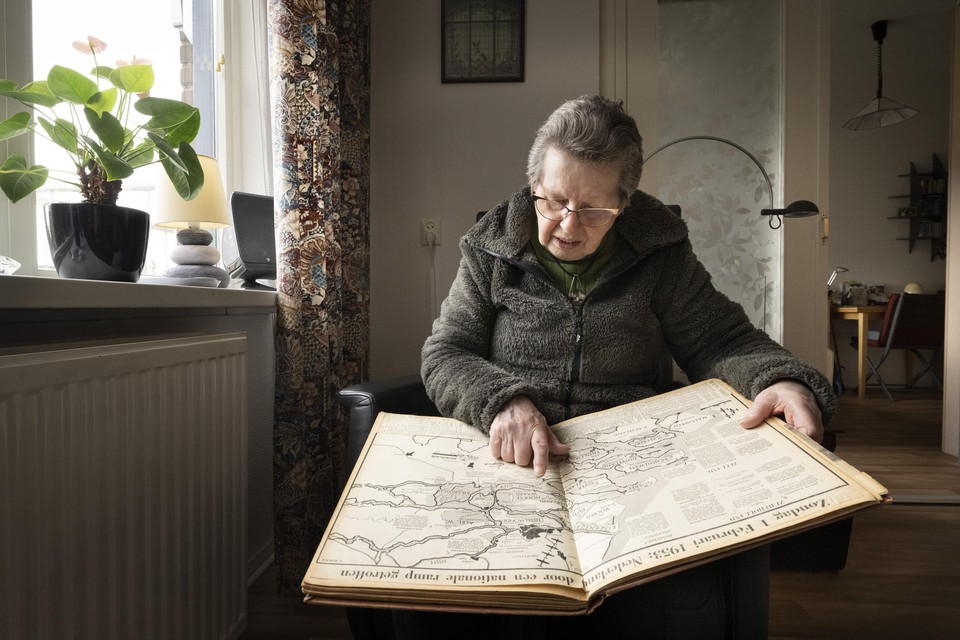 Mevrouw Verstraten en haar plakboek over de Watersnoodramp dat ze nog lang nadien heeft bijgehouden.