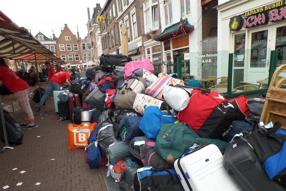 Eerstejaarsstudenten hebben veel spullen bij zich voor hun verblijf van een week in Leiden.