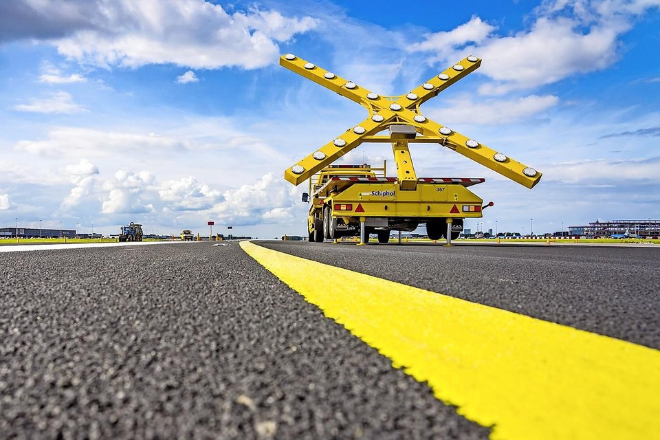 Bij onderhoud aan start- en landingsbanen staat er volgens internationaal voorschrift een kruis op de baan.