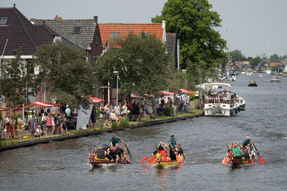 Drakenbootraces, een vast onderdeel op de Waterrecreatiedag in Woubrugge.