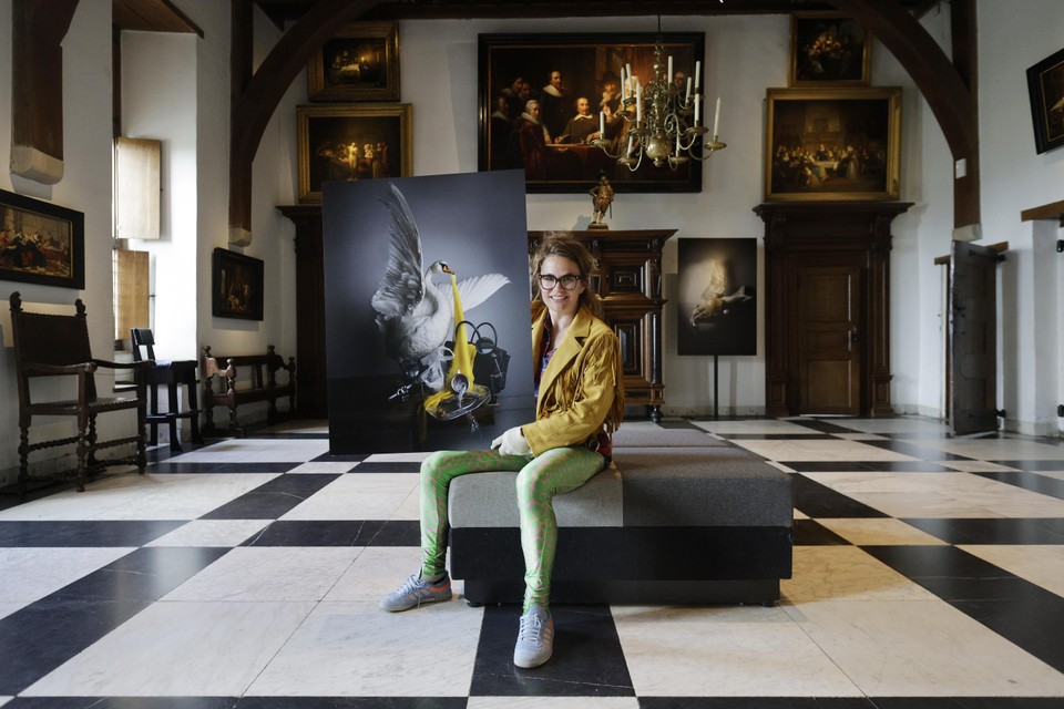 Louise te Poele in het Muiderslot met haar werk ’White Swan’ uit 2015.