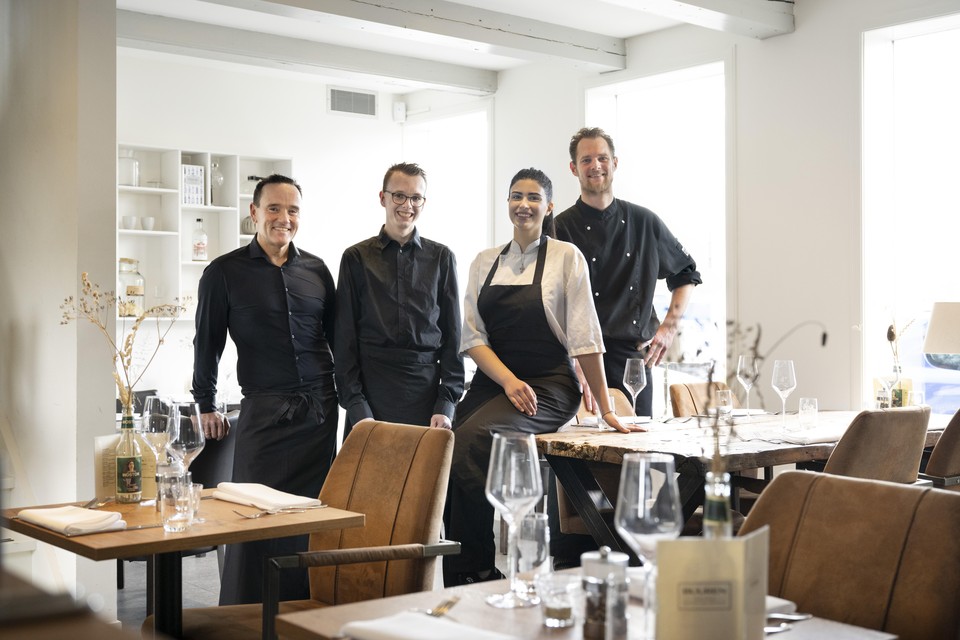 Het team van Buuren Fine Dining met links Sascha Veereschild.