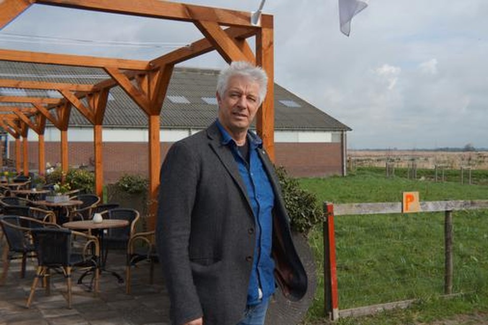 
Marcel van Beek met achter hem de plek waar een eetbare tuin en appelbomen op de planning staan.
