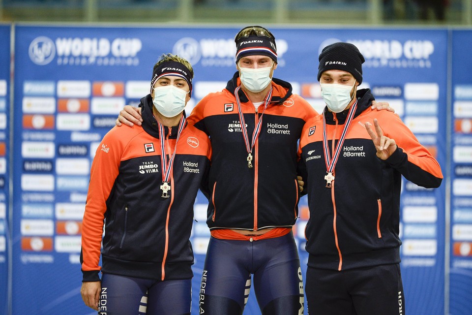 Thomas Krol (midden), Kai Verbij (links) en Kjeld Nuis op podium na de duizend meter.