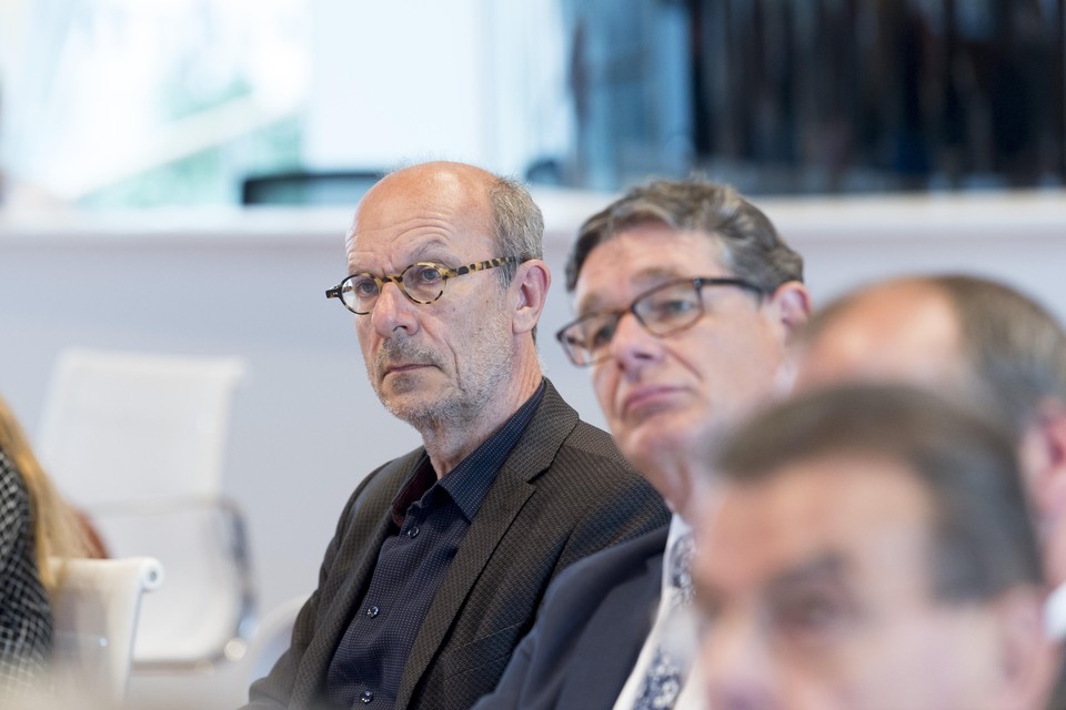 Wethouder Leo Maat (links) uit Alphen aan den Rijn naast collega Kees van Velzen.