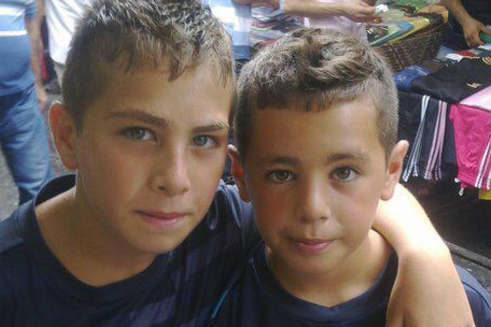 Ozan en Orkun Kökcü op tienjarige en achtjarige leeftijd.