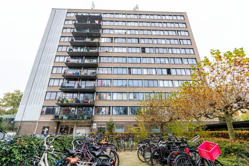 Op zes van de negen balkons van de studentenflat aan de Rijn en Schiekade staan bierkratjes opgestapeld.