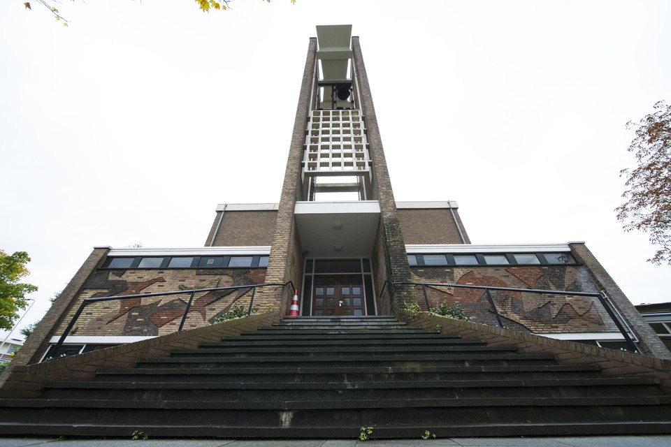 De Salvatorikerk aan de Willem de Zwijgerlaan met muurmozaïek.