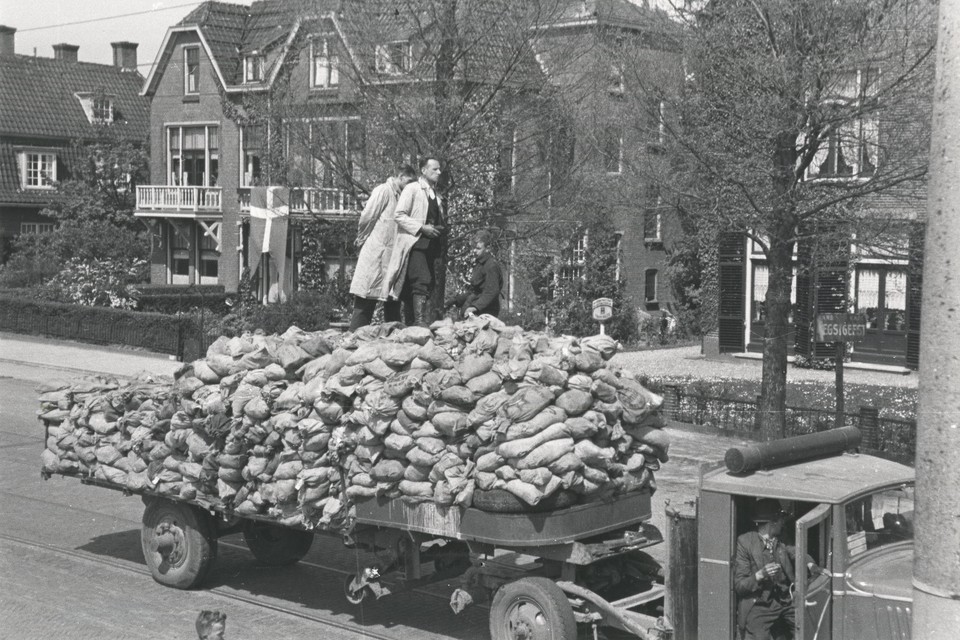 Een vrachtwagen met zakken meel voor het 'Zweeds' witte brood in 1945.
