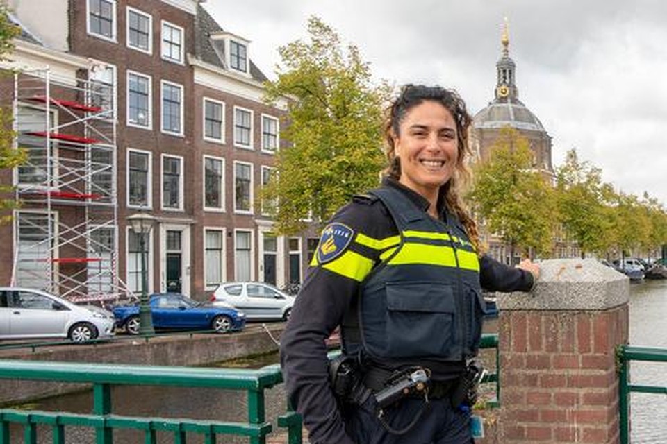 Fatima Aboulouafa werd vorig jaar nog enthousiast binnengehaald bij de politie Leiden.