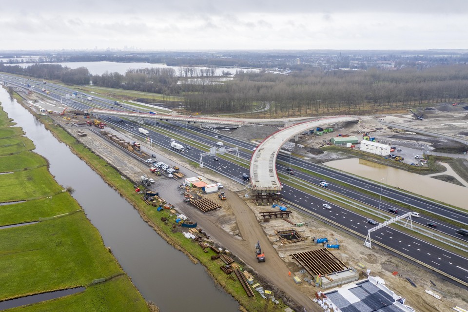 De bouw van de aansluiting van de A4 op de Rijnlandroute bij Zoeterwoude.