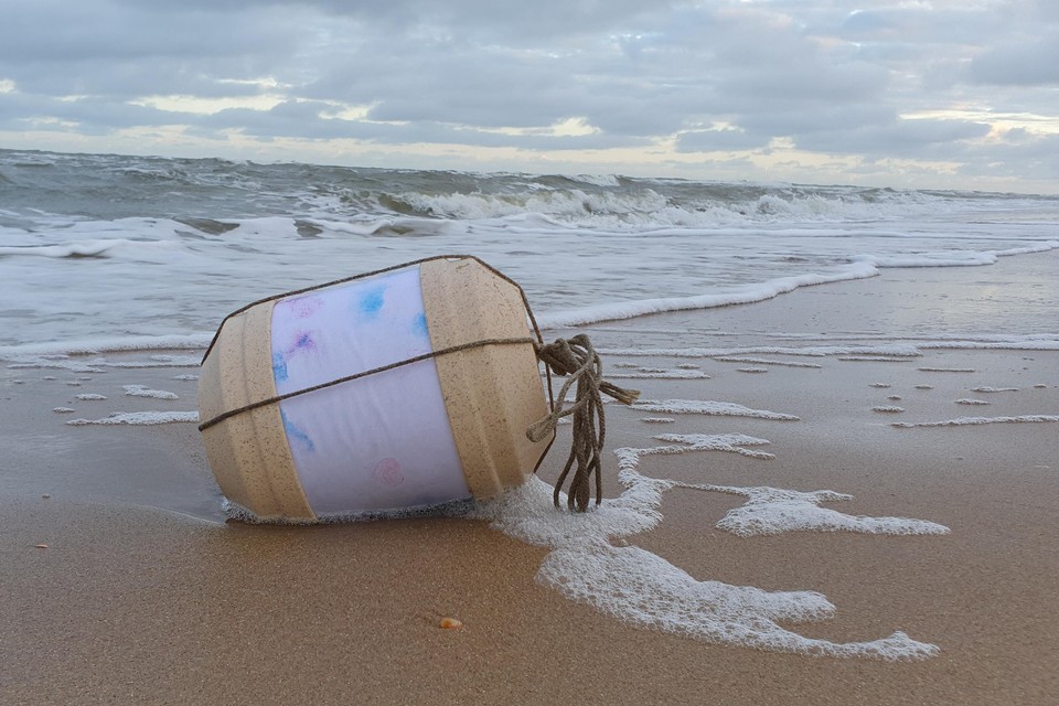 De volle ’zee-urn’ die afgelopen vrijdag aanspoelde op het Katwijkse strand.