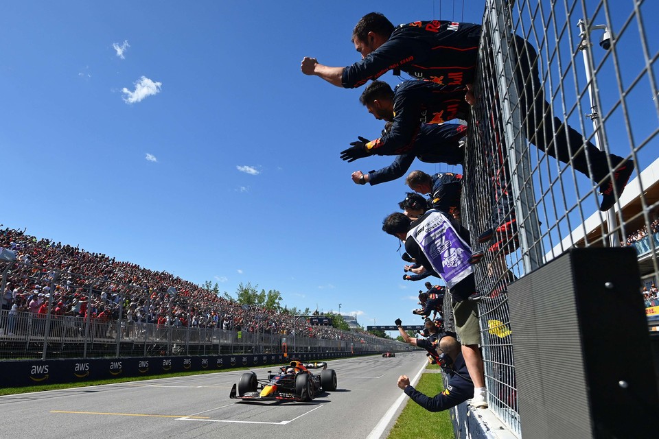 Feest bij het team van Verstappen na de zege in Canada. ’Je hebt gereden als een kampioen, zei Verstappens race-engineer Gianpiero Lambiase.