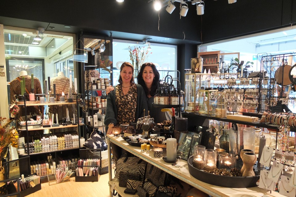 Mandy Zonneveld (links) en Wendy van der Meer tussen de producten in hun winkel.