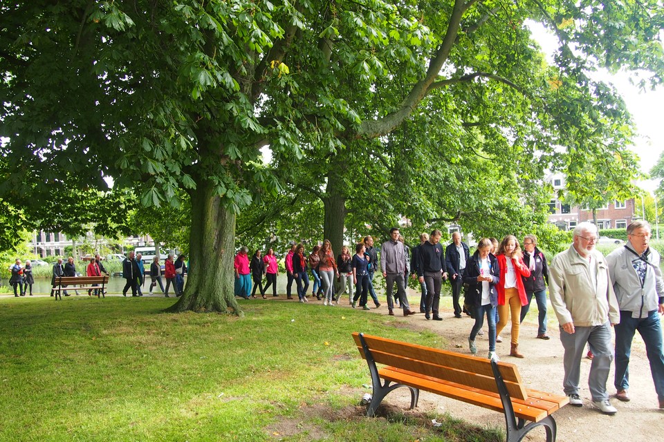 Zo'n zeventig mensen wandelen maandagmiddag een uur lang door de Leidse binnenstad. foto Leyden Academy