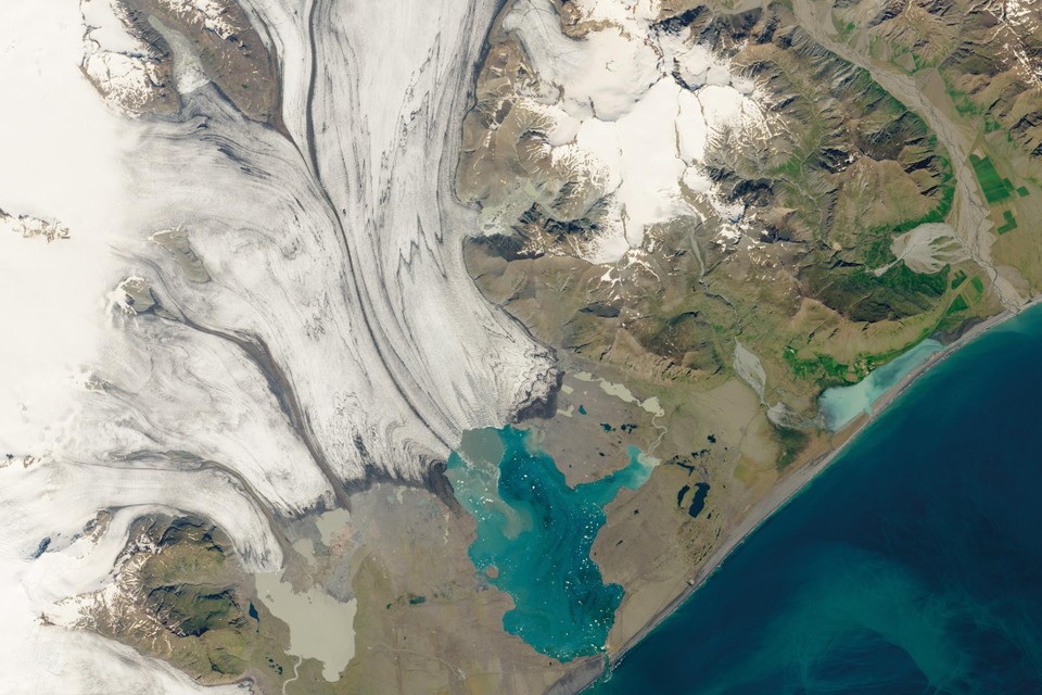 De Breidamerkurjokull gletsjer, een tong van de Vatnajökull. Het meer onderin is onstaan uit smeltwater en sinds 1970 verviervoudigd in grootte.