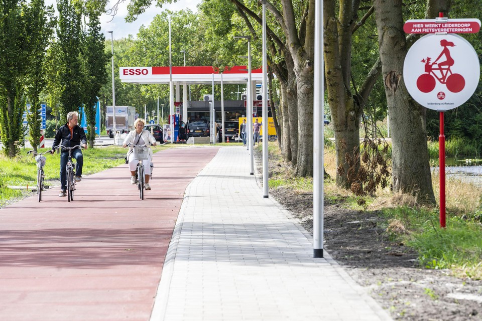 Fieters maken gebruik van het vernieuwde fietspad, met betonnen platen, langs de Persant Snoepweg.