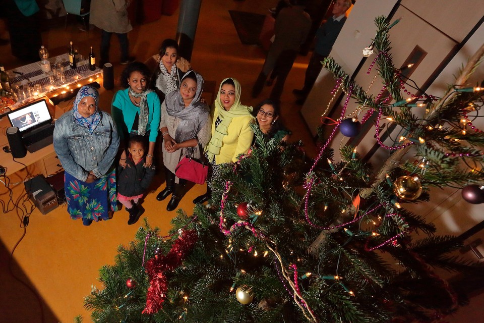 Vluchtelingen vieren kerst ver van huis, met Leidse vrijwilligers.