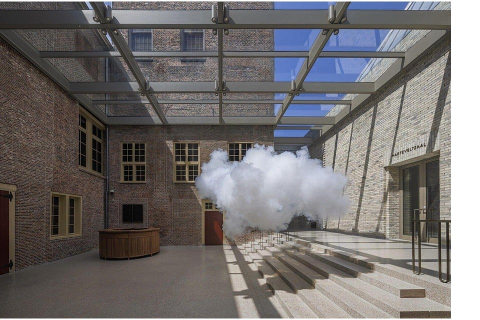 De wolk onder de naam ’Nimbus’ in Museum De Lakenhal.