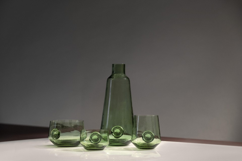 AtelierNL maakte speciaal voor deze tentoonstelling een set modern glaswerk van zand uit de Leidse Hout.