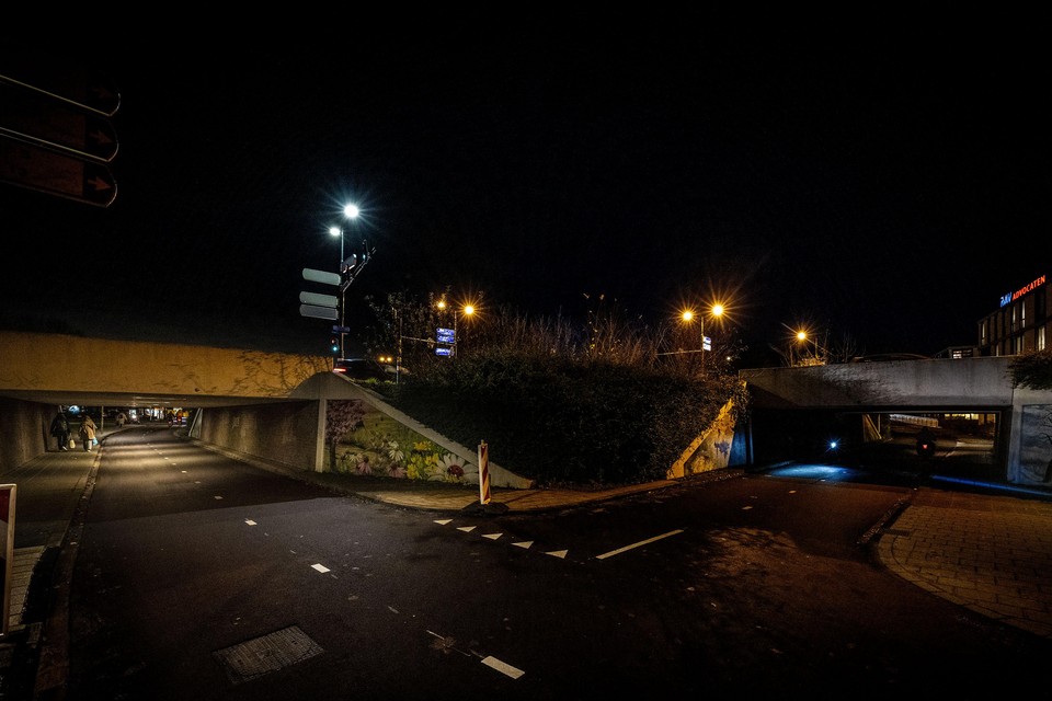 De straatverlichting in de tunnel rechts werkt niet. Volgens buurtbewoner Jeroen Windmeijer zorgt dat voor ’een onveilige situatie en een gevoel van onbehagen’.