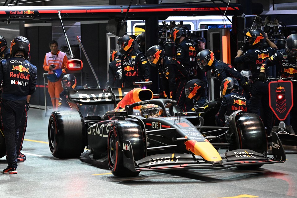 Max Verstappen maakt een pit stop in Singapore.