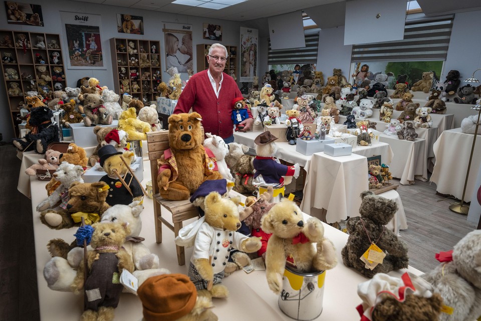 Cor van Duijn heeft in zijn kantoor Waardzicht een ruime kamer voor zijn enorme collectie teddyberen: ’Het Rijnsburgs Berenhuis’.