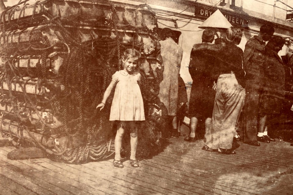 Annemarie van Goch als zesjarig meisje aan boord van de Indrapoera, waarmee zij met haar moeder naar Nederland voer in 1946.