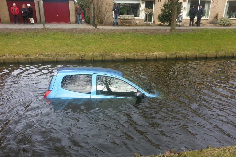 Auto te water in Kagersingel Sassenheim. Foto: Toon van der Poel