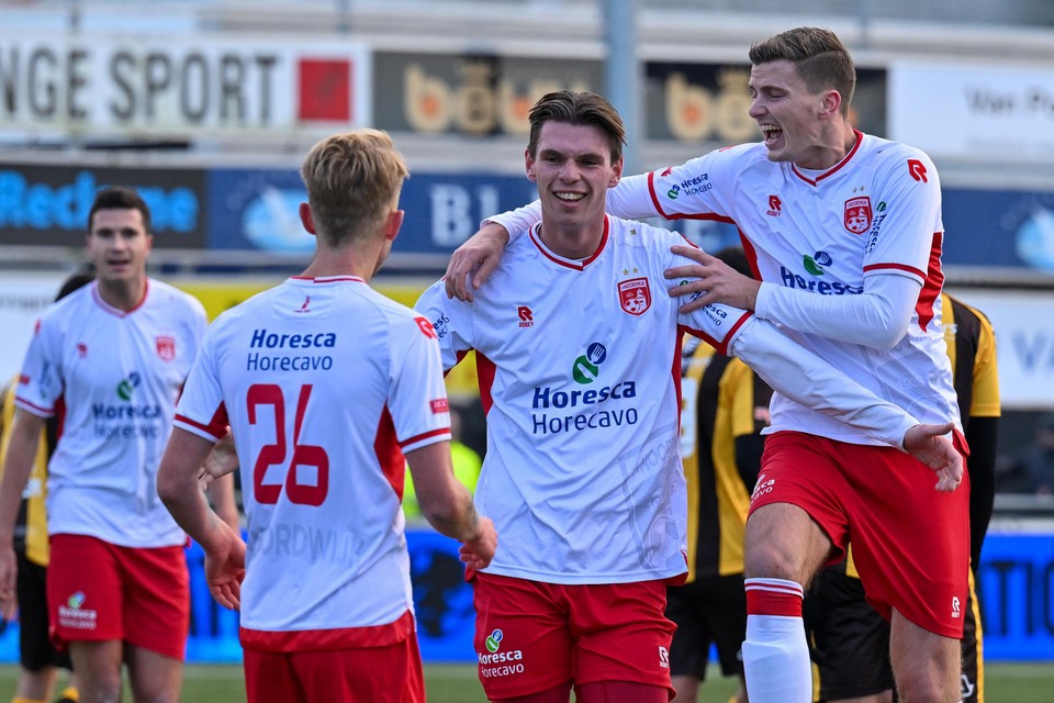 Teun Zethof viert zijn doelpunt met teamgenoten Dylan Rietveld (rechts) en Sander Bosma (26).