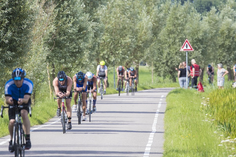 De triathlon in Leiderdorp kampt met te weinig sponsorinkomsten.