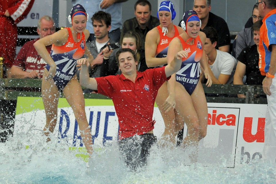 Tim van der Meer gaat te water na de bekerwinst in 2013. Foto Sportview/René Pieterse
