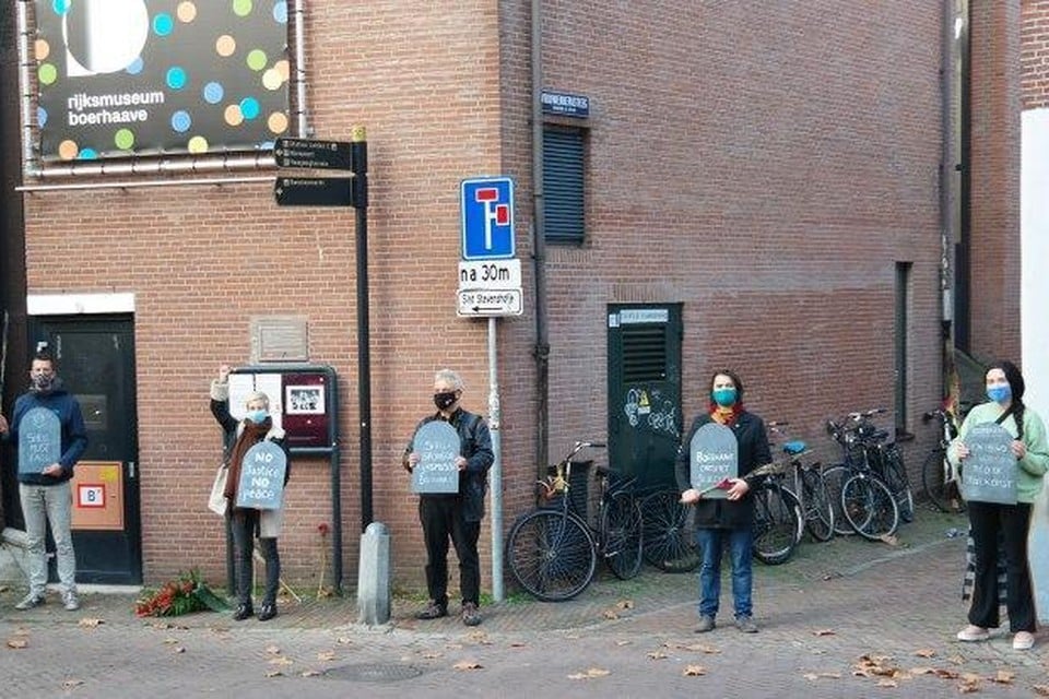Leden van de actiegroep Shell Must Fall voor de deur van Rijksmuseum Boerhaave.