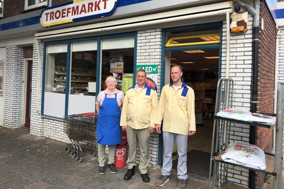 Corry, Louis en Mario van Leeuwen voor hun Troefmarkt op de Roomburgerlaan.
