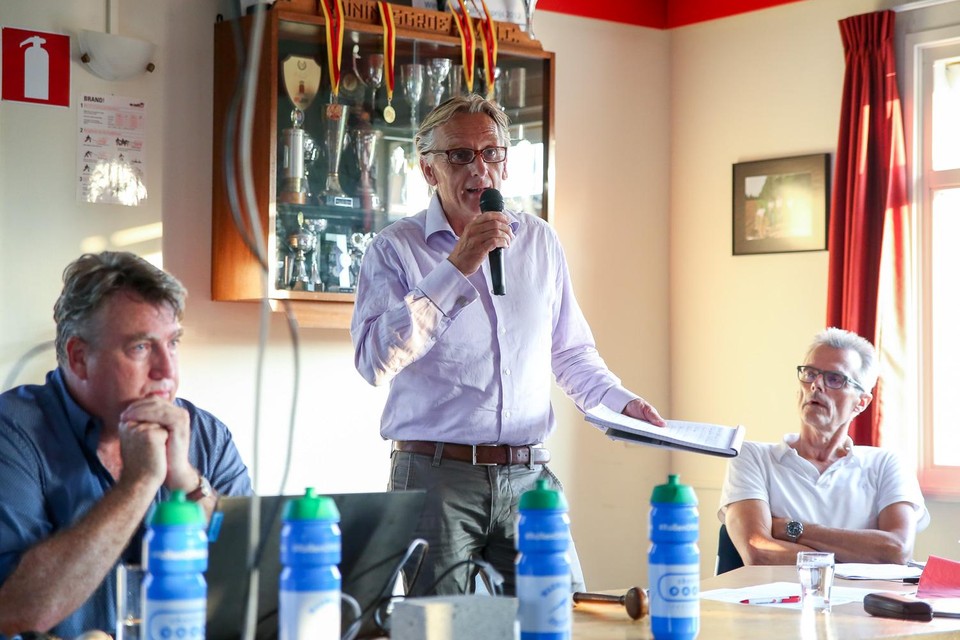 Philip van der Post aan het woord tijdens de extra ledenvergadering van de Warmondse IJsclub.